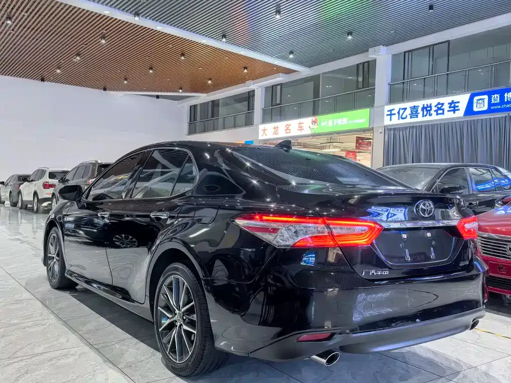 Toyota Camry — фото 3