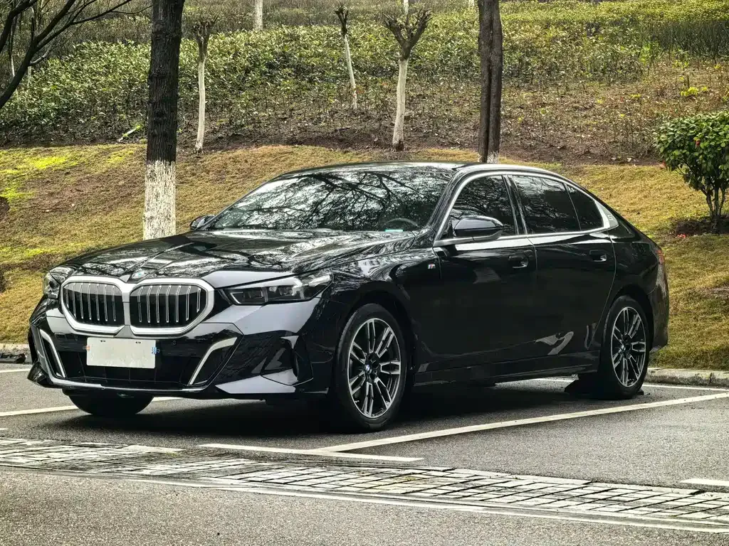 BMW 5 Series — фото 1