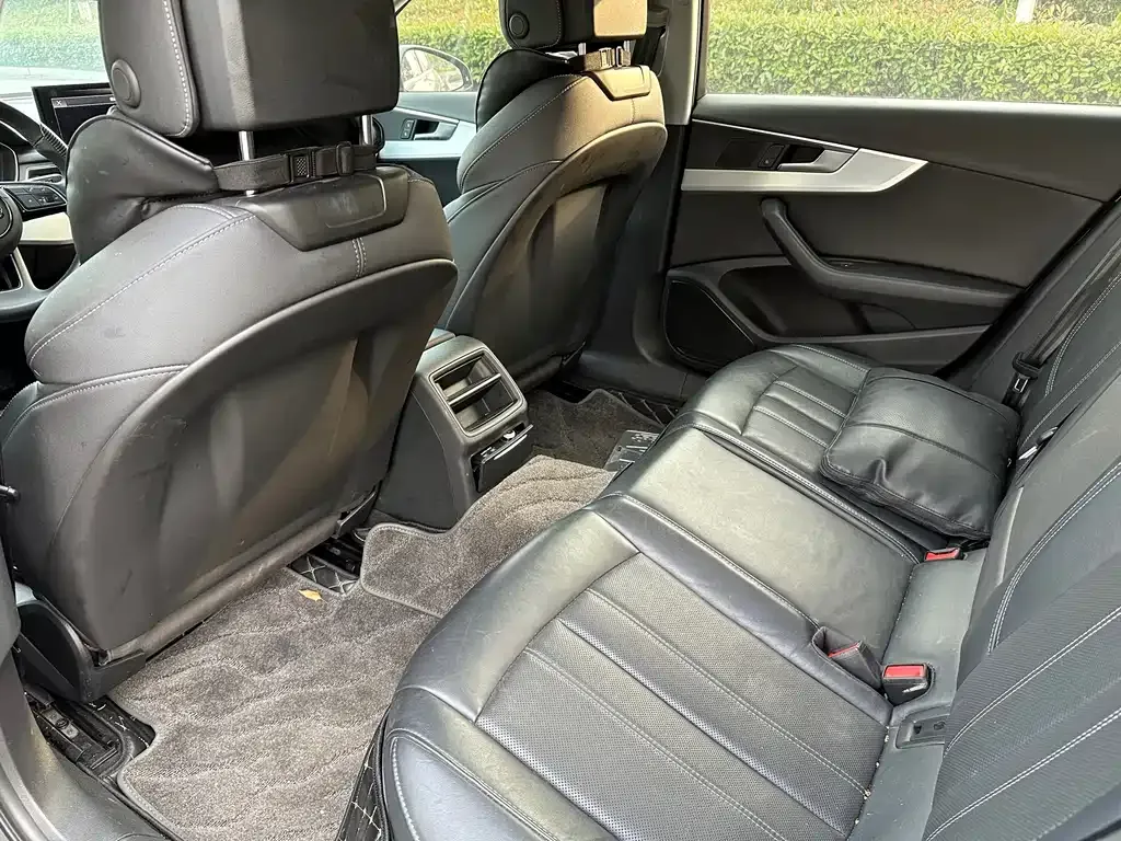 Audi A4L 2023 из CN, фото 6