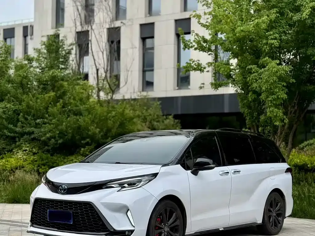 Toyota Sienna — фото 1