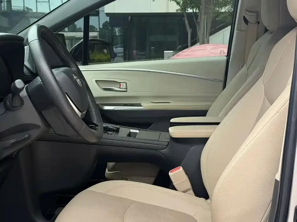 Toyota Sienna — фото 2