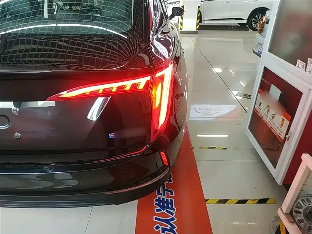 Hongqi E-QM5 — фото 2