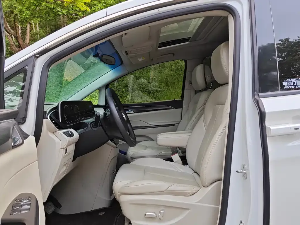 Buick GL8 2023 из CN, фото 3