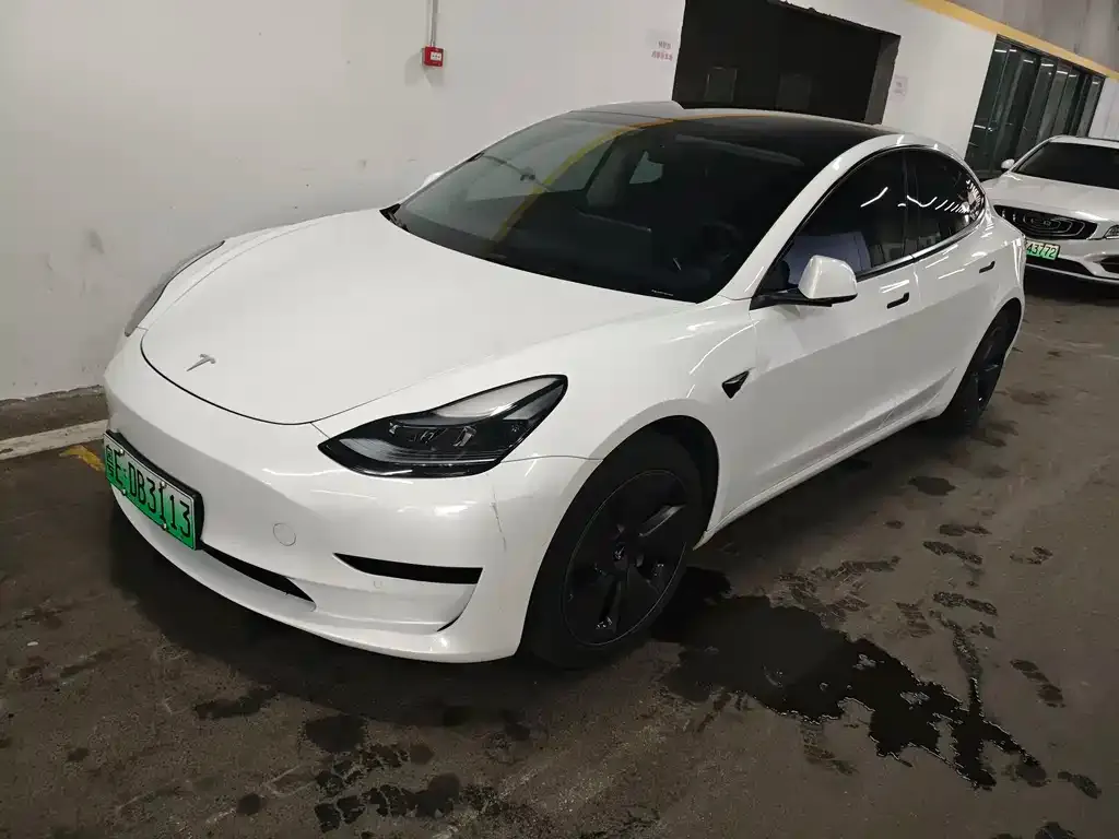 Tesla Model 3 — фото 1