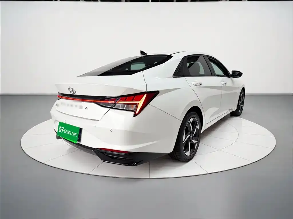 Hyundai Elantra — фото 3