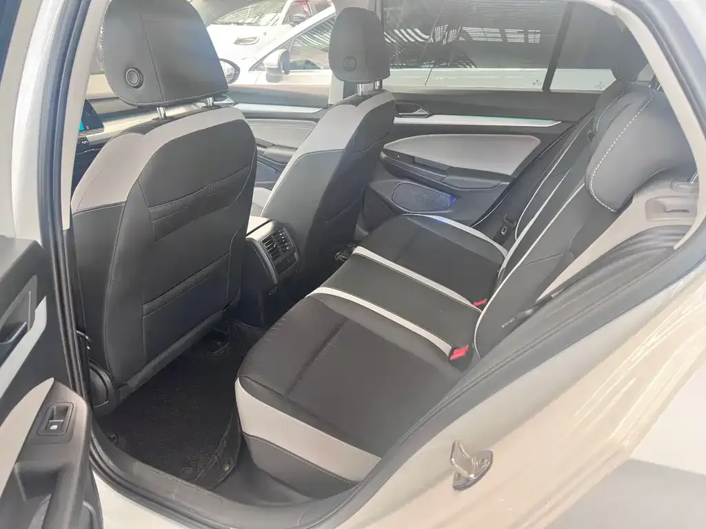Volkswagen Golf 2023 из CN, фото 2