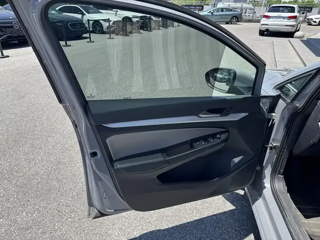 Volkswagen Golf 2023 из CN, фото 8