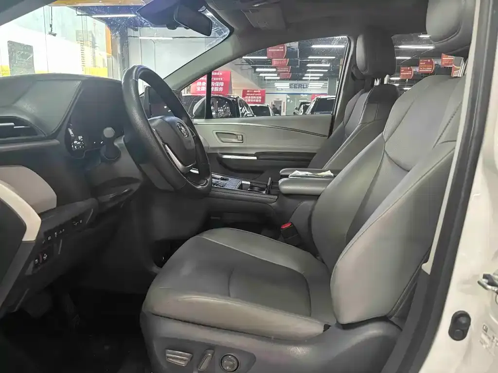 Toyota Granvia 2024 из CN, фото 2
