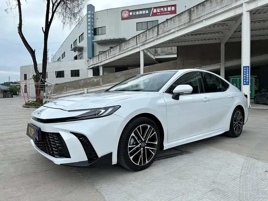 Toyota Camry — фото 1