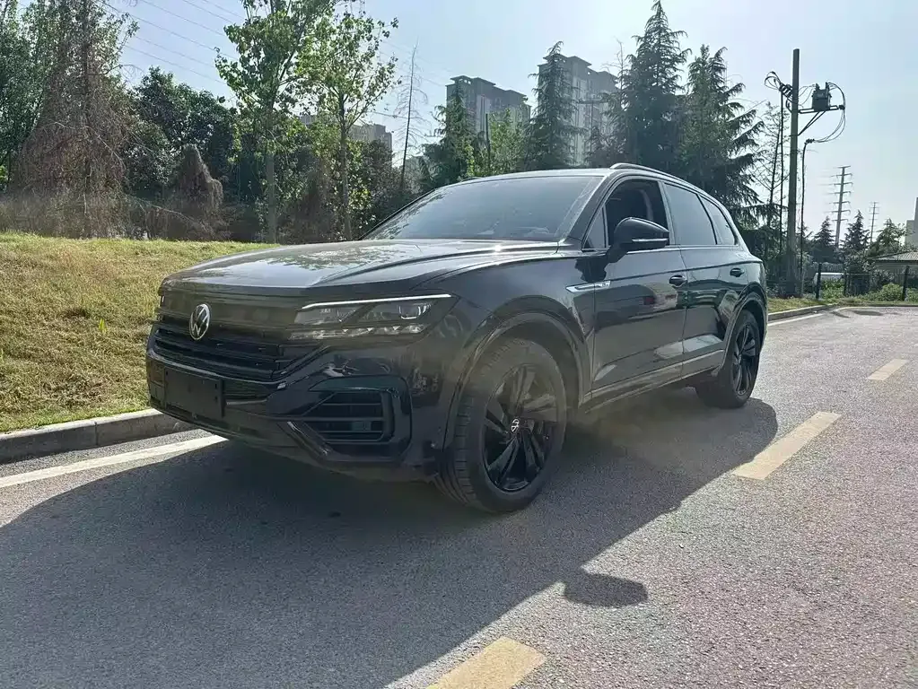 Volkswagen Touareg — фото 1