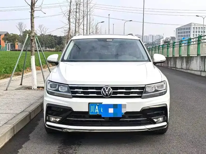 Volkswagen Tiguan L — фото 1