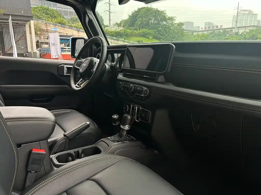 Jeep Wrangler — фото 10