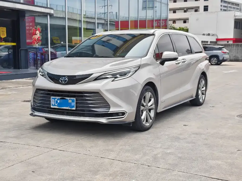 Toyota Sienna — фото 1