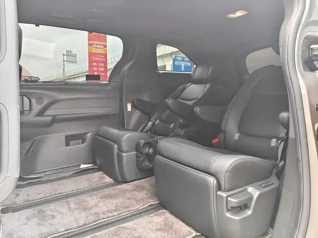 Toyota Sienna — фото 2
