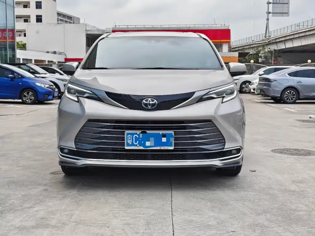 Toyota Sienna — фото 5