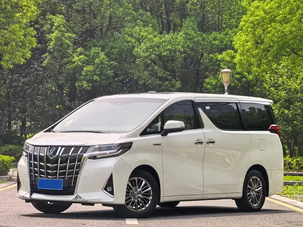 Toyota Alphard — фото 1