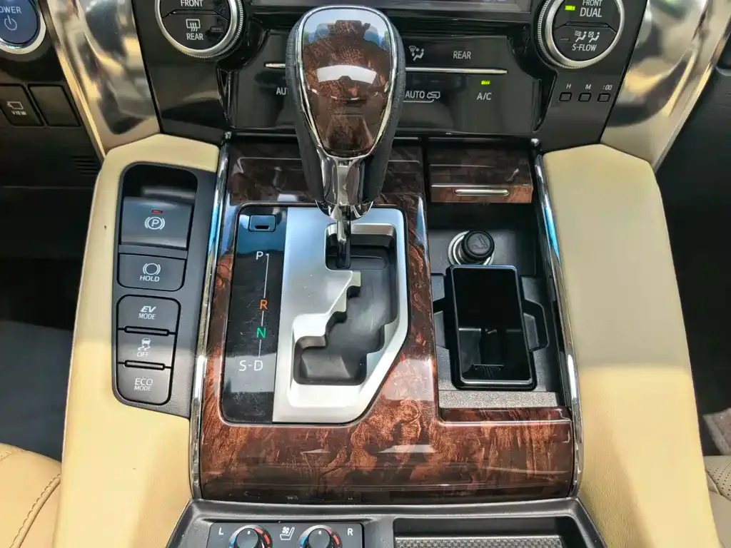 Toyota Alphard — фото 2