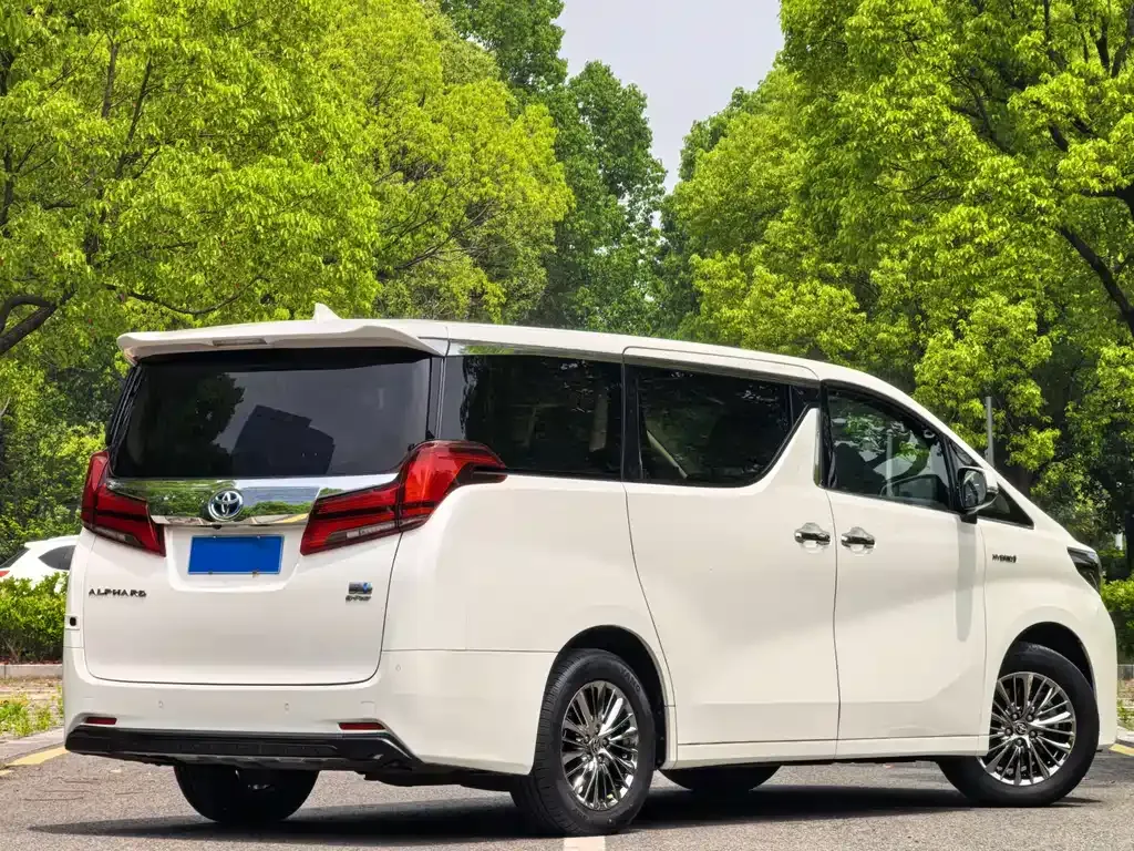 Toyota Alphard — фото 8