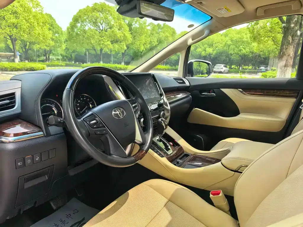 Toyota Alphard — фото 3