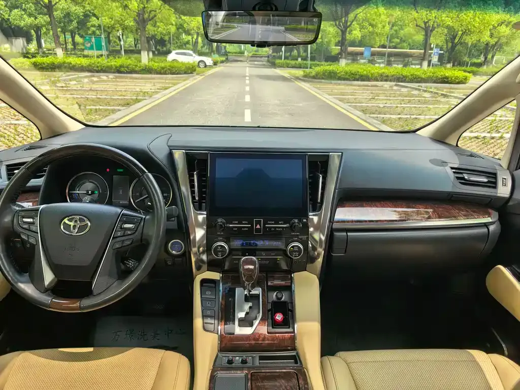 Toyota Alphard — фото 7
