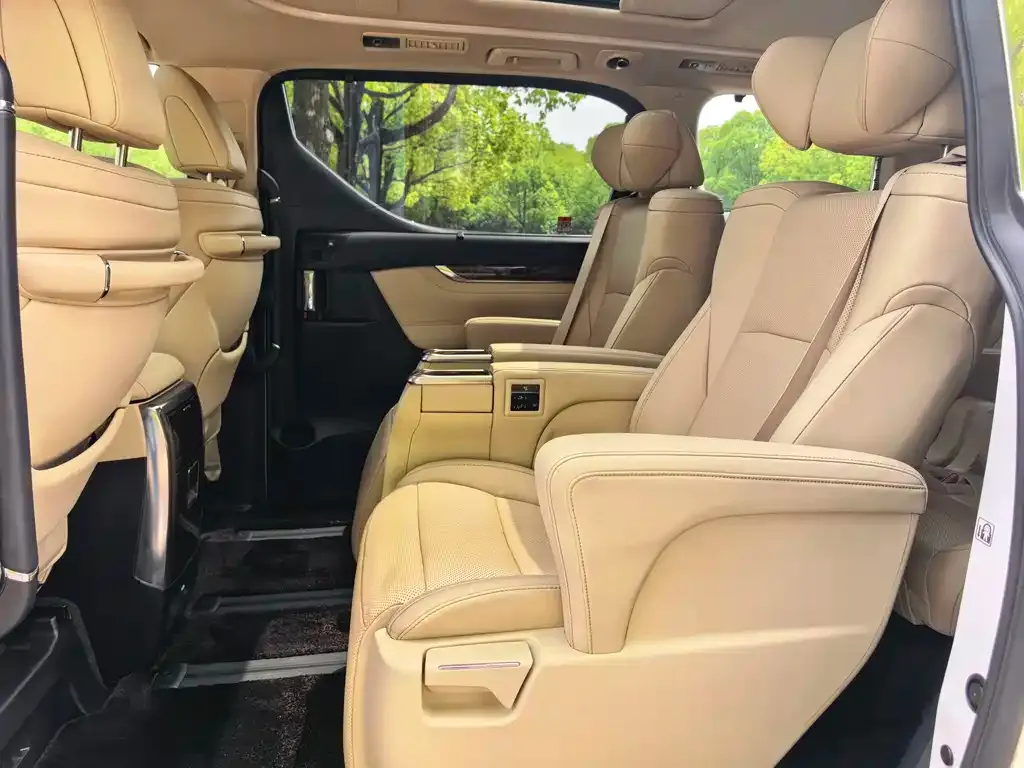 Toyota Alphard — фото 9