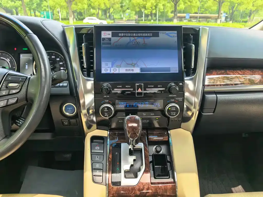 Toyota Alphard — фото 5