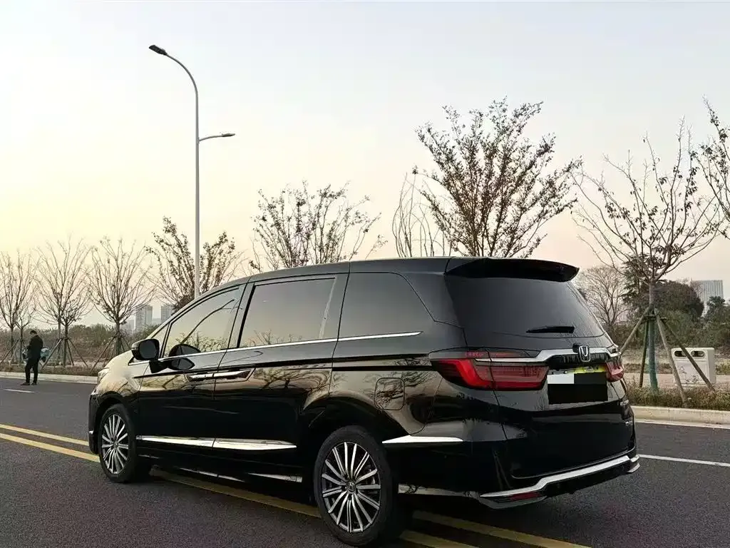 Honda Elysion 2024 из CN, фото 3