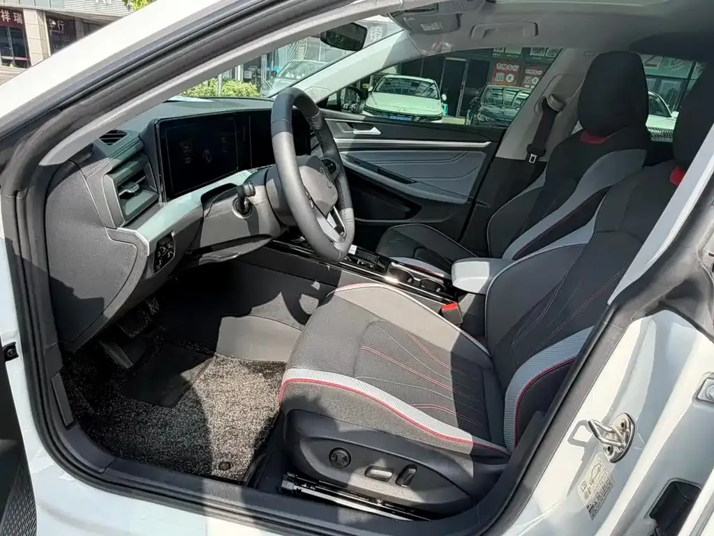 Volkswagen Lamando 2024 из CN, фото 2