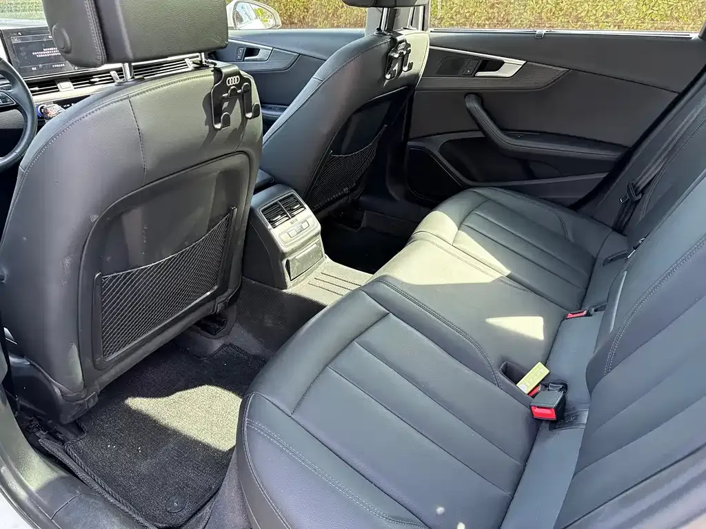 Audi A4L 2022 из CN, фото 2