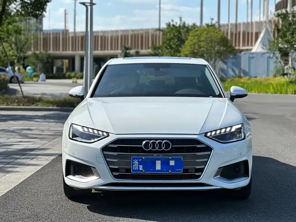 Audi A4L 2022 из CN, фото 4