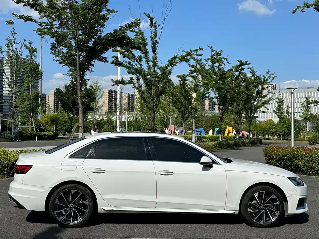 Audi A4L 2022 из CN, фото 8