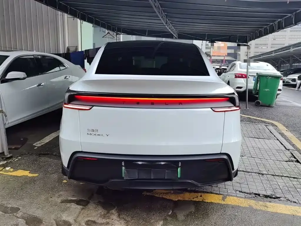 Tesla Model Y — фото 8