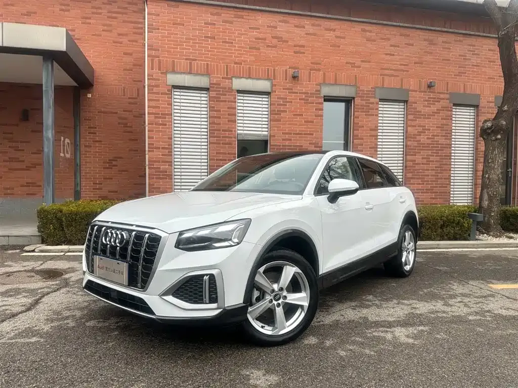 Audi Q2L — фото 1