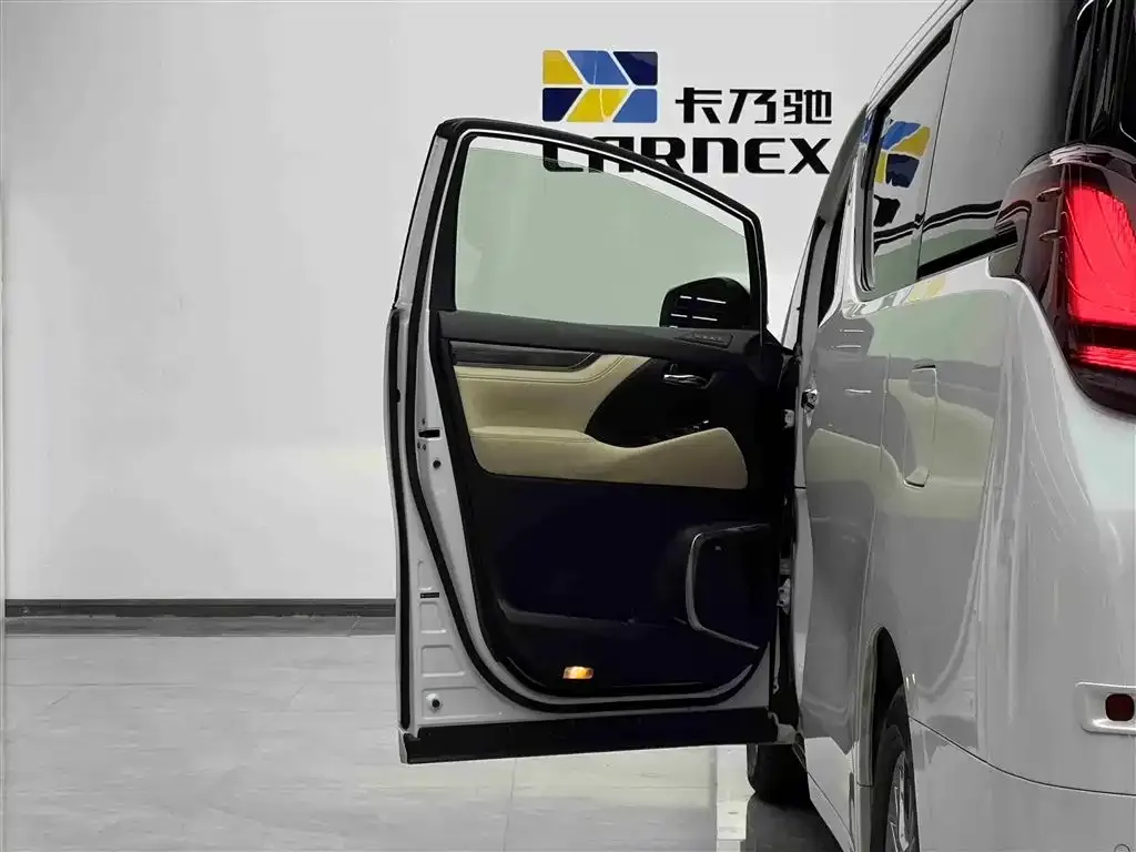 Toyota Alphard — фото 3
