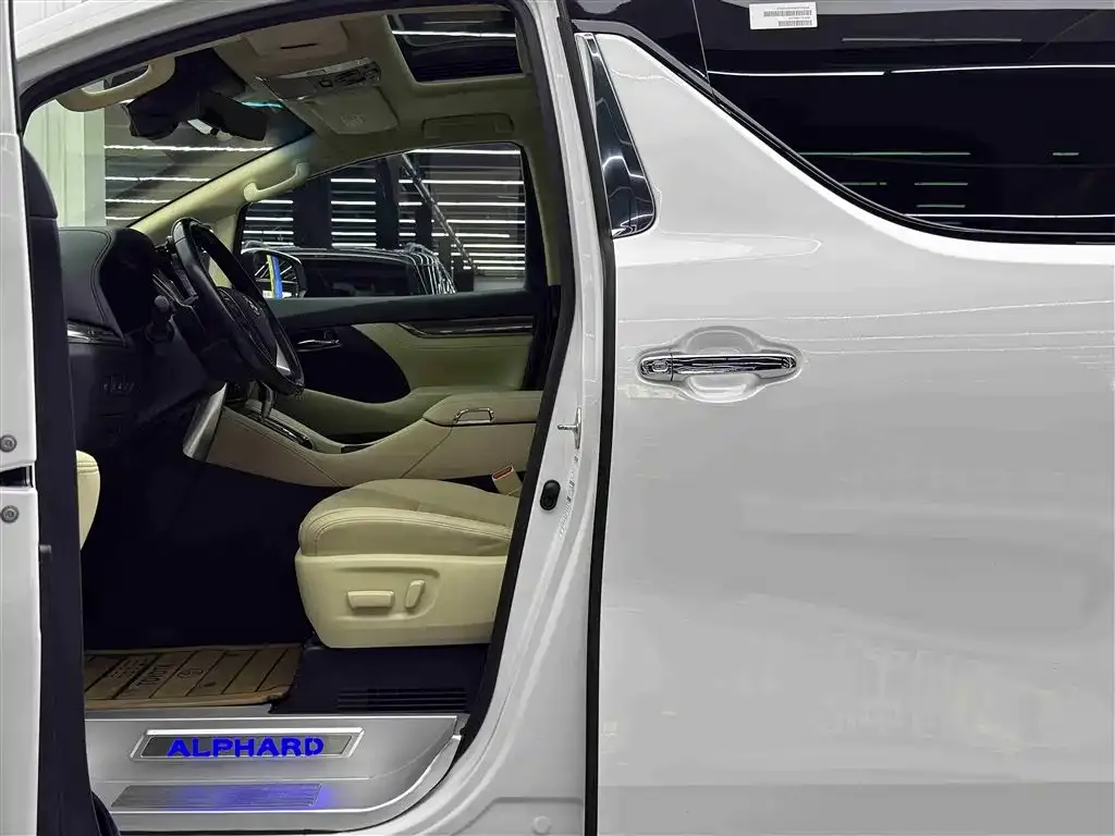 Toyota Alphard — фото 8