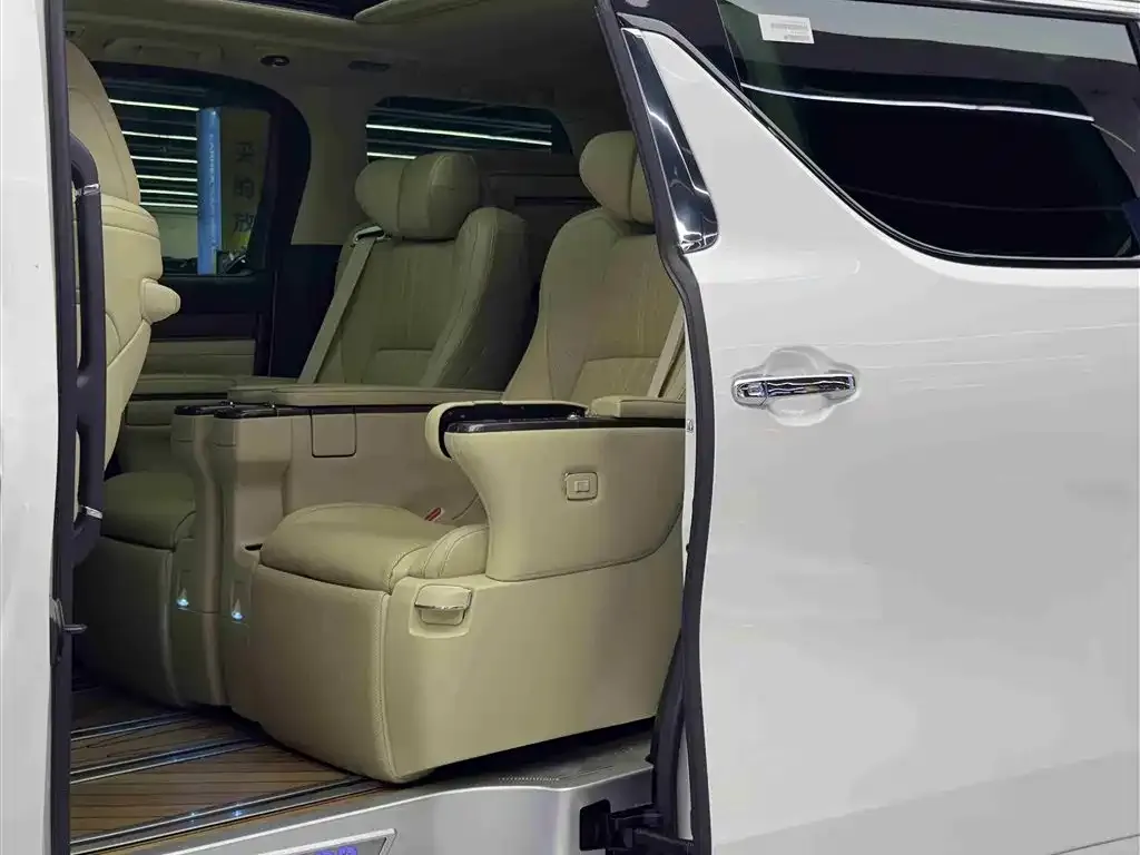 Toyota Alphard — фото 5