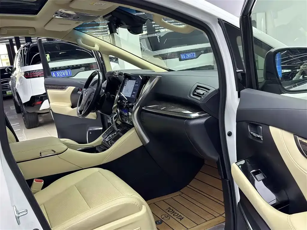 Toyota Alphard — фото 9