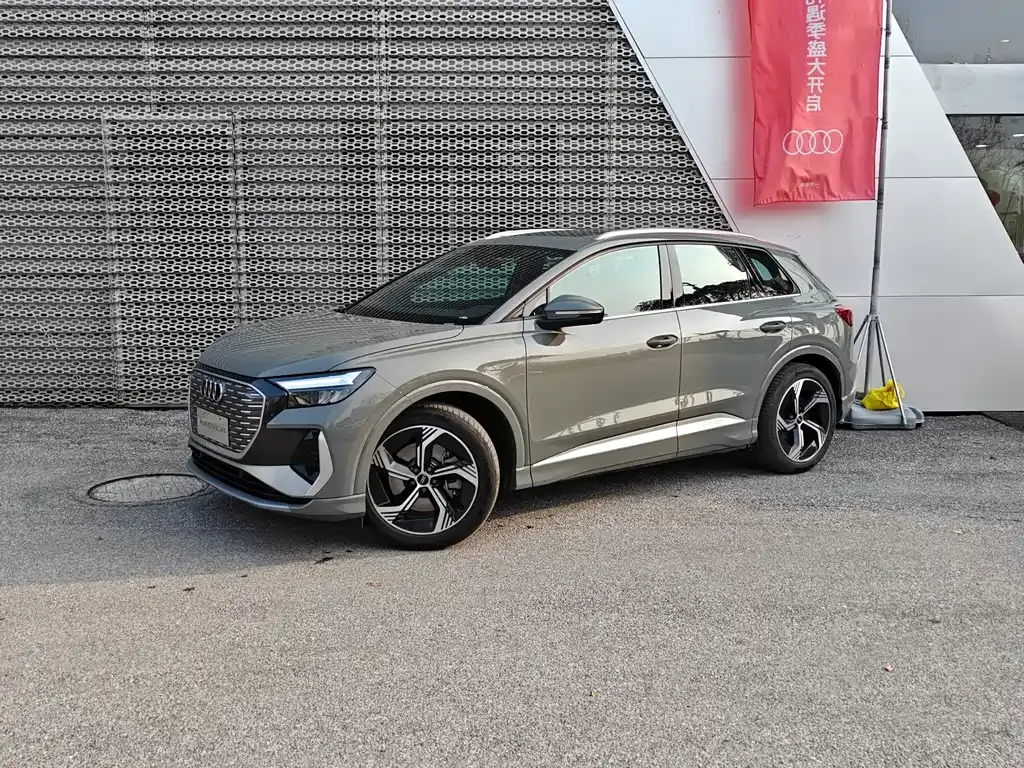 Audi Q4 e-tron — фото 1