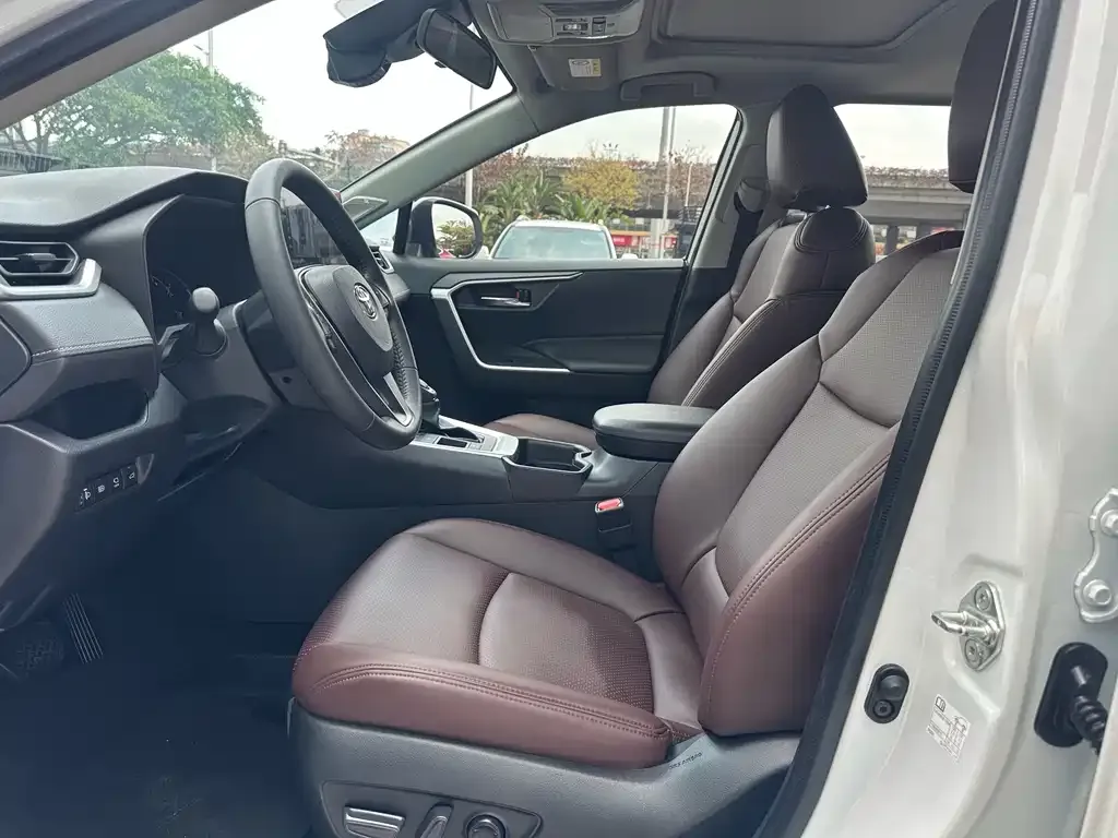 Toyota RAV4 — фото 10