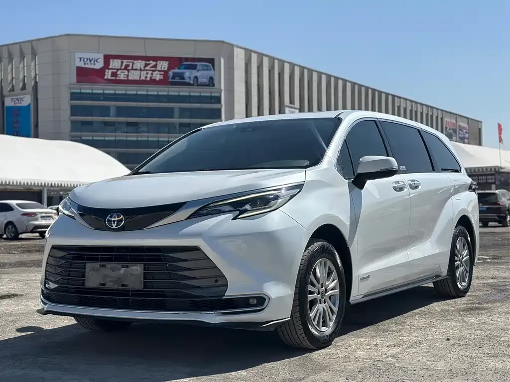 Toyota Sienna — фото 1
