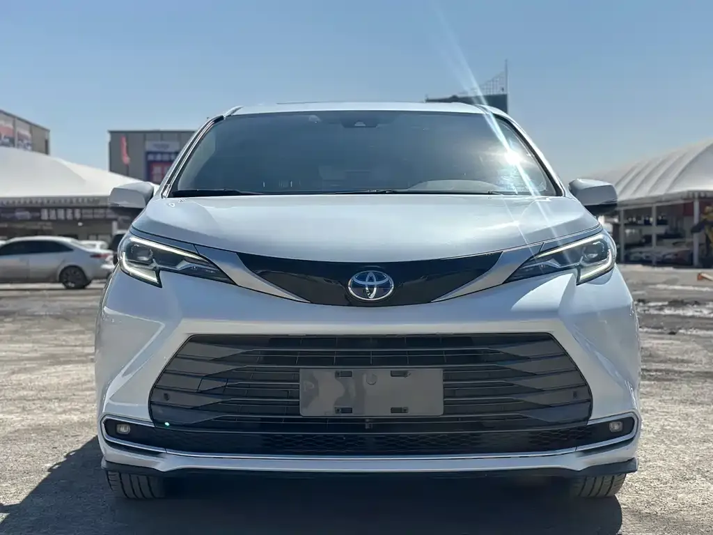Toyota Sienna — фото 2