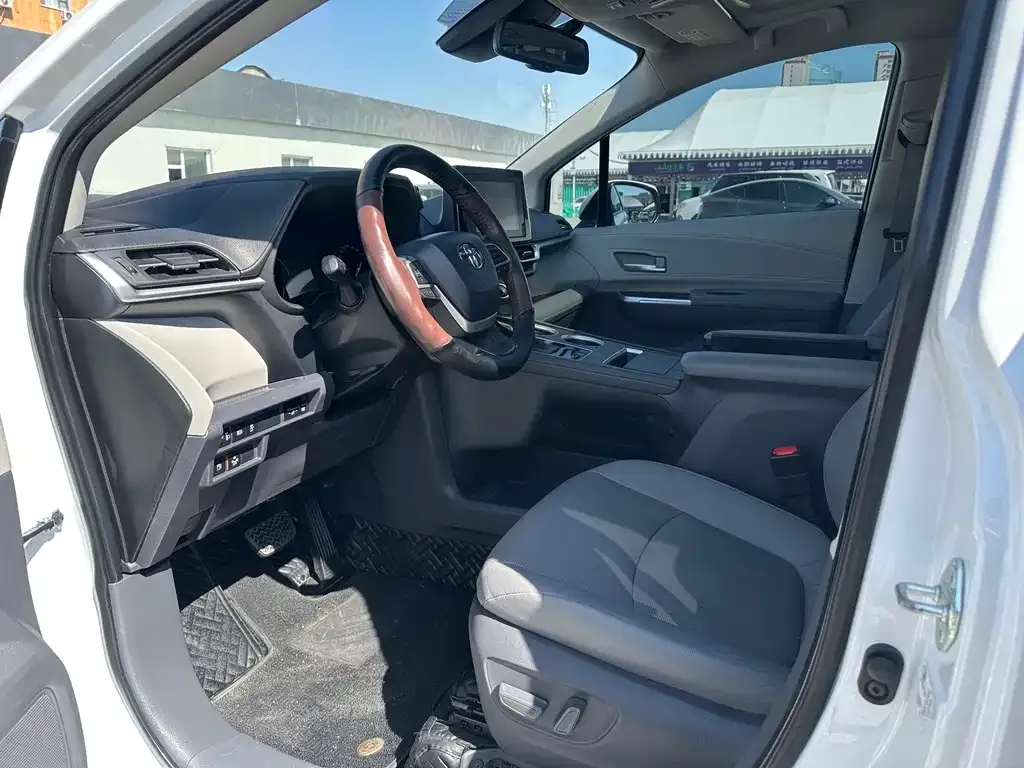 Toyota Sienna — фото 4