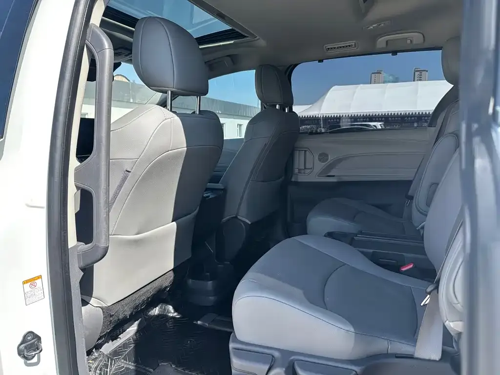 Toyota Sienna — фото 3