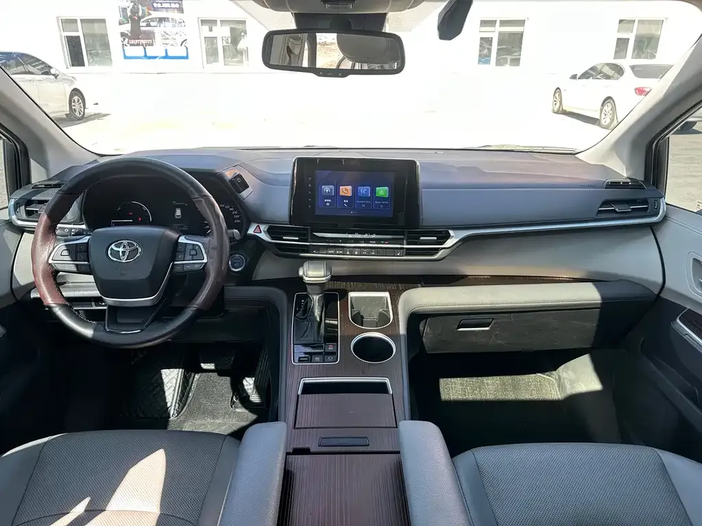Toyota Sienna — фото 9