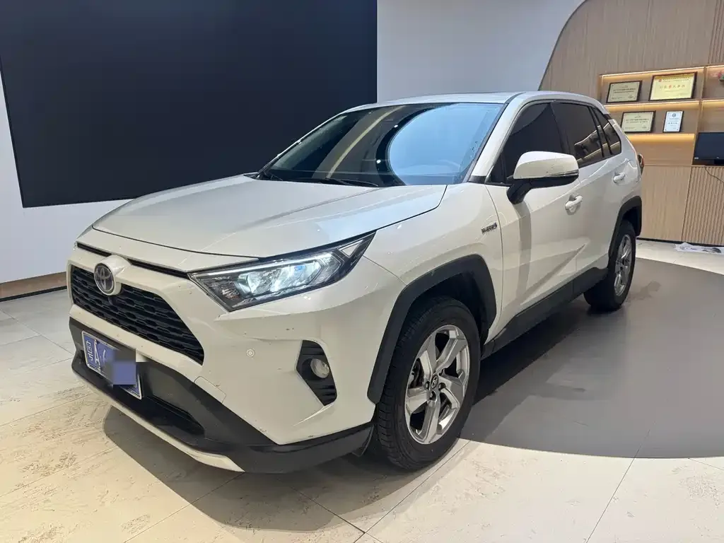 Toyota RAV4 — фото 1