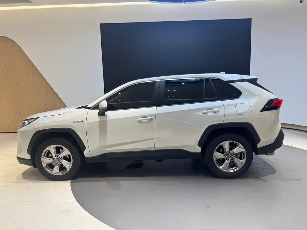 Toyota RAV4 — фото 2
