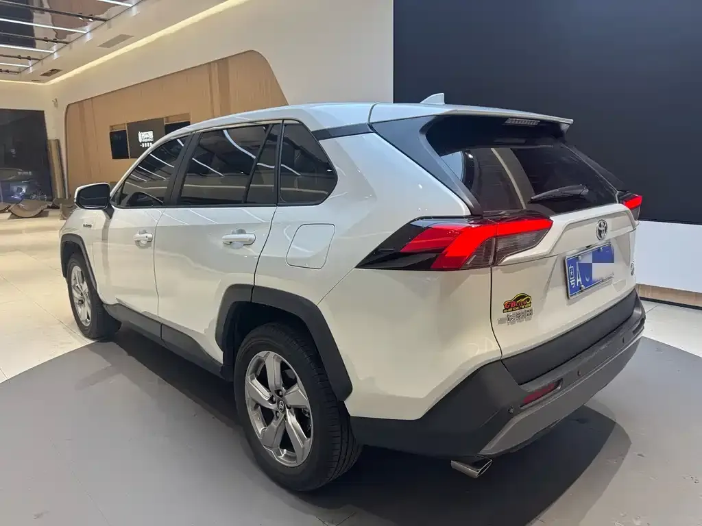 Toyota RAV4 — фото 7