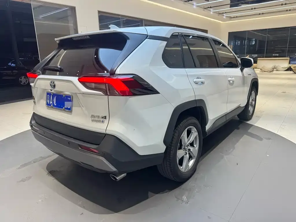 Toyota RAV4 — фото 6
