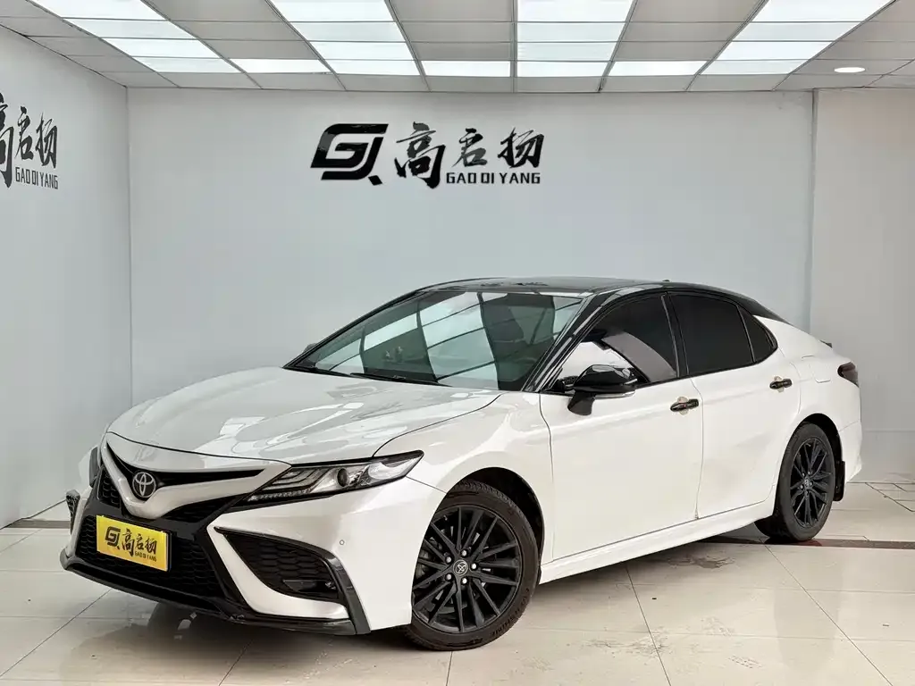 Toyota Camry — фото 1