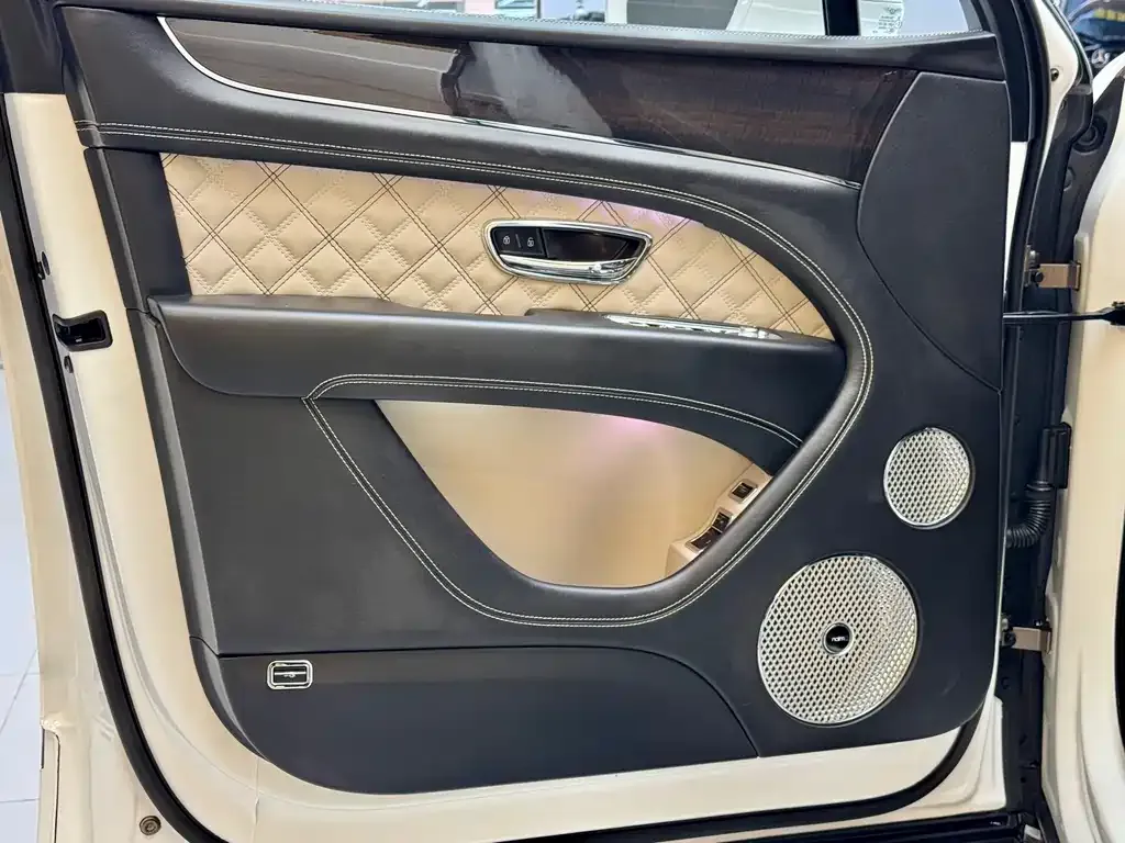 Bentley Bentayga PHEV 2023 из CN, фото 9